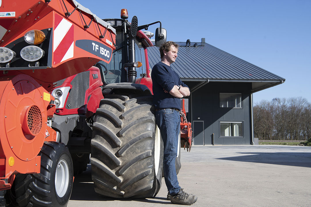 Heero Zuideveld met op de achtergrond de nieuwe schuur.