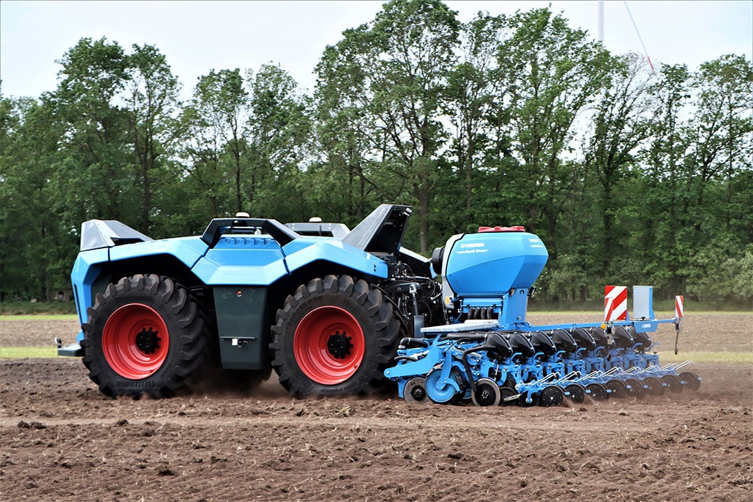 De robot is op de foto uitgerust met een Lemken Azurit 10-zaaimachine.