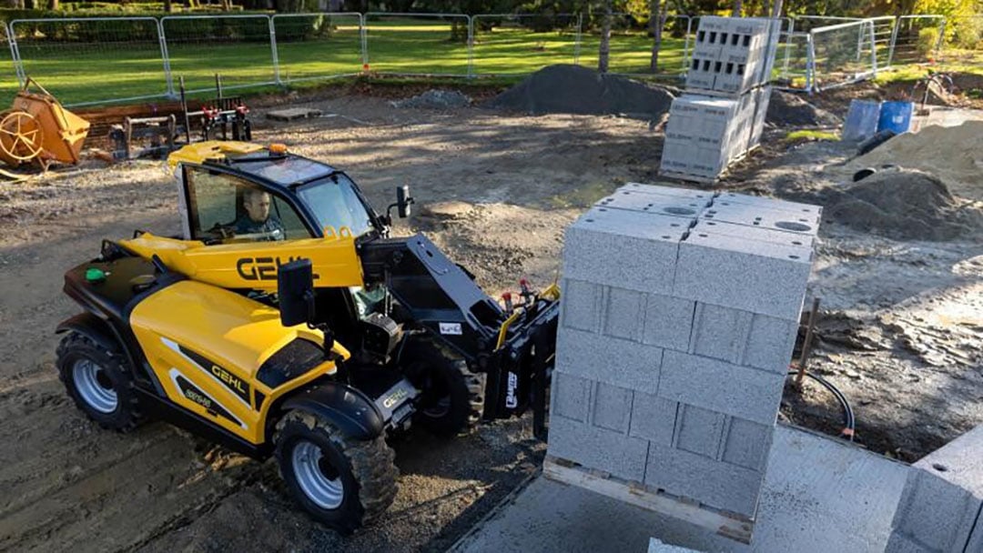 De ULM/GCT-verreiker van Manitou. Het type ULM staat voor Ultra Light Manitou en de afkorting GCT staat voor Gehl Compact Telehandler.