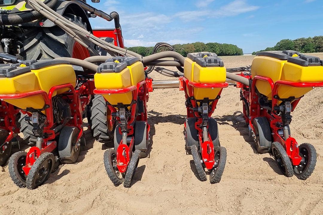 Voor transport schuiven de laatste drie zaai-elementen tegen elkaar. Zo blijft de transporthoogte beperkt tot 4 meter. - Foto: Homburg Holland