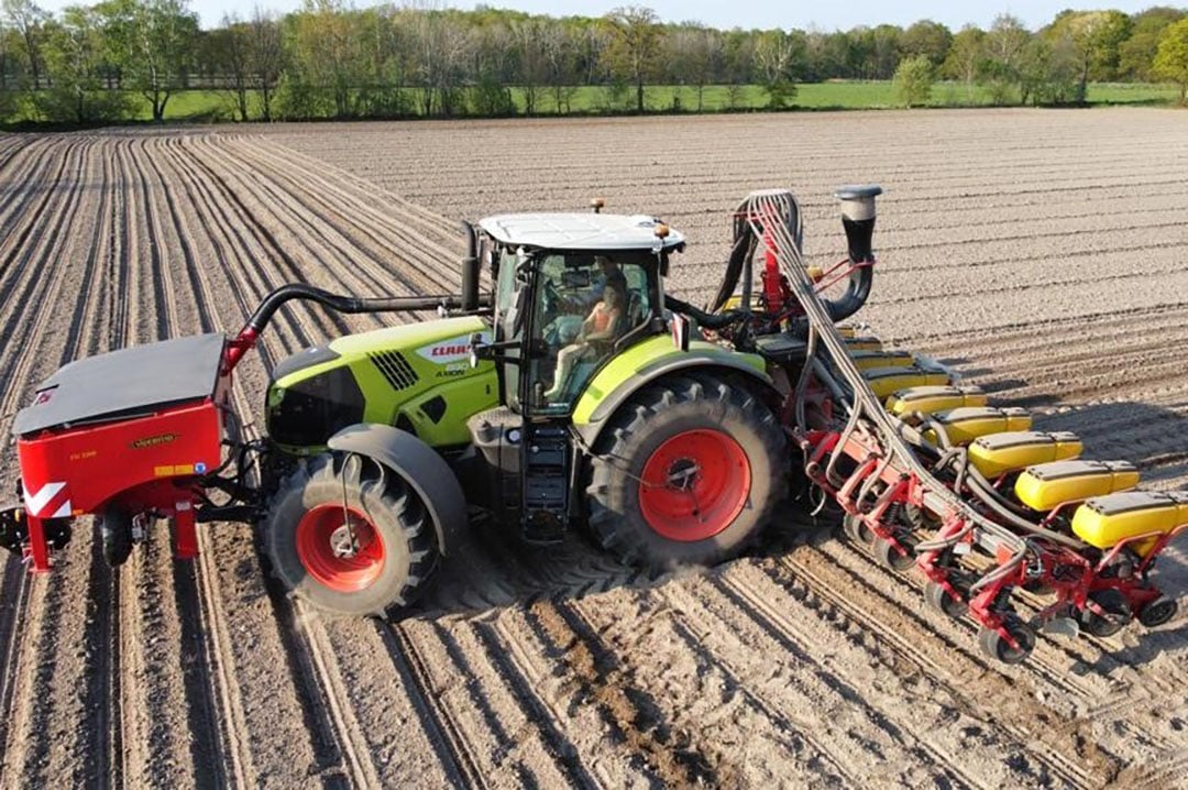 Loonbedrijven geven de voorkeur aan het zaaien van mais met een in de hefgedragen zaaimachine en een rijafstand van 75 centimeter. - Foto: Homburg Holland