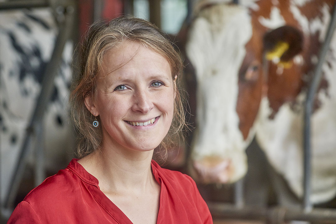 Liza Simons is agrarisch coach en agro- projectleider bij Innovatiehuis de Peel. Ze helpt boeren en werkgevers aan elkaar te koppelen. 'Bedrijven zijn heel geinteresseerd in boeren als werknemer.' - Foto: Van Assendelft Fotografie
