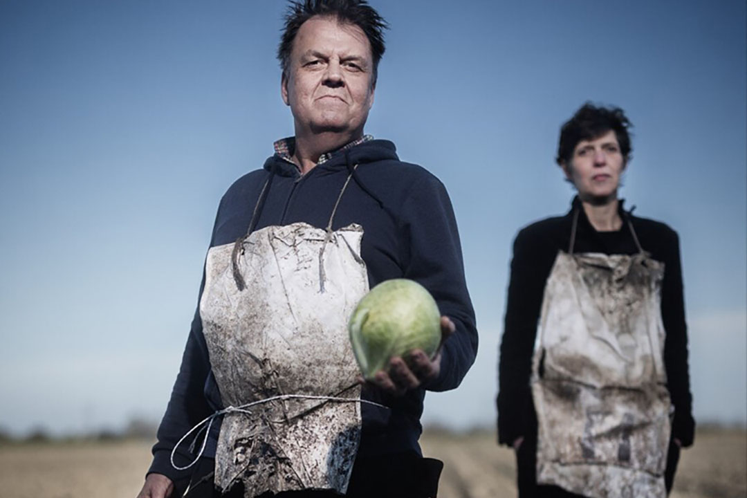 Acteurs van locatietheater Karavaan in actie op het bedrijf van Appelman. - Foto: De Karavaan