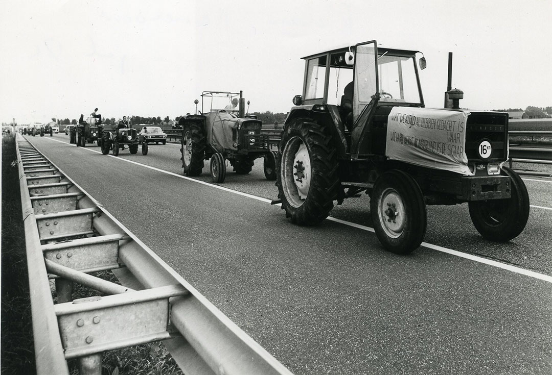 Voor het eerst met trekkers de snelweg op.