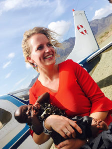 Voor Jet op de boerderij kwam, werkte ze als arts in Tanzania. Ze hielp veel baby's en wist wat er allemaal mis kon gaan. - Foto: Privé