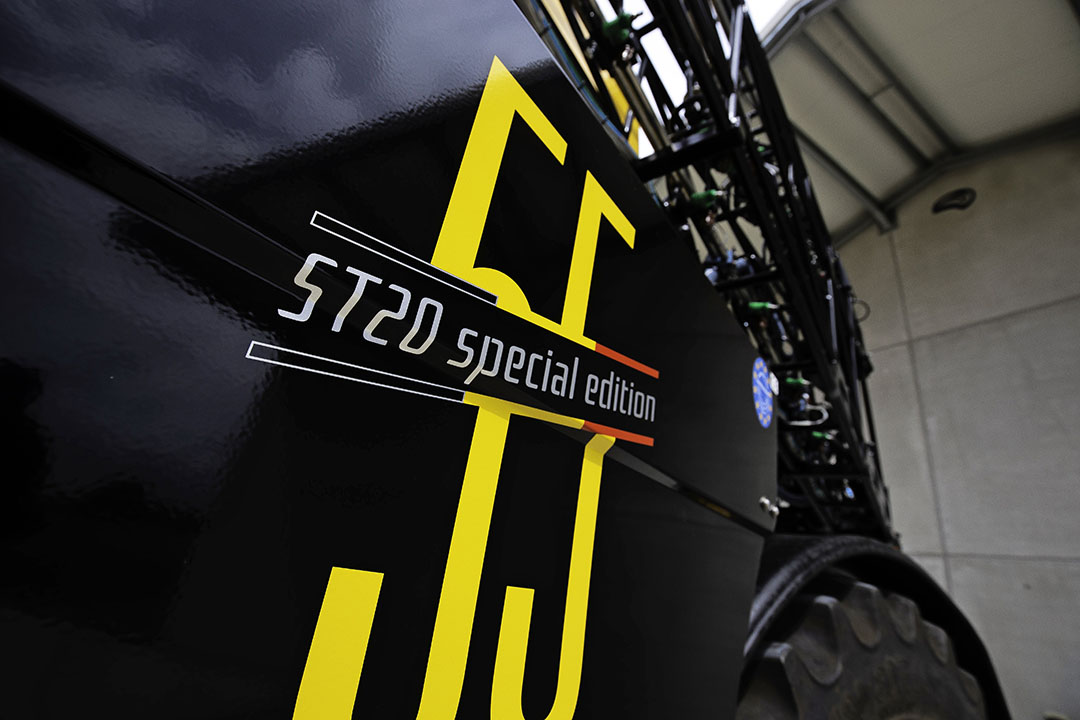 De bestickering maakt duidelijk dat het een 55-jarig jubileum-machine betreft.