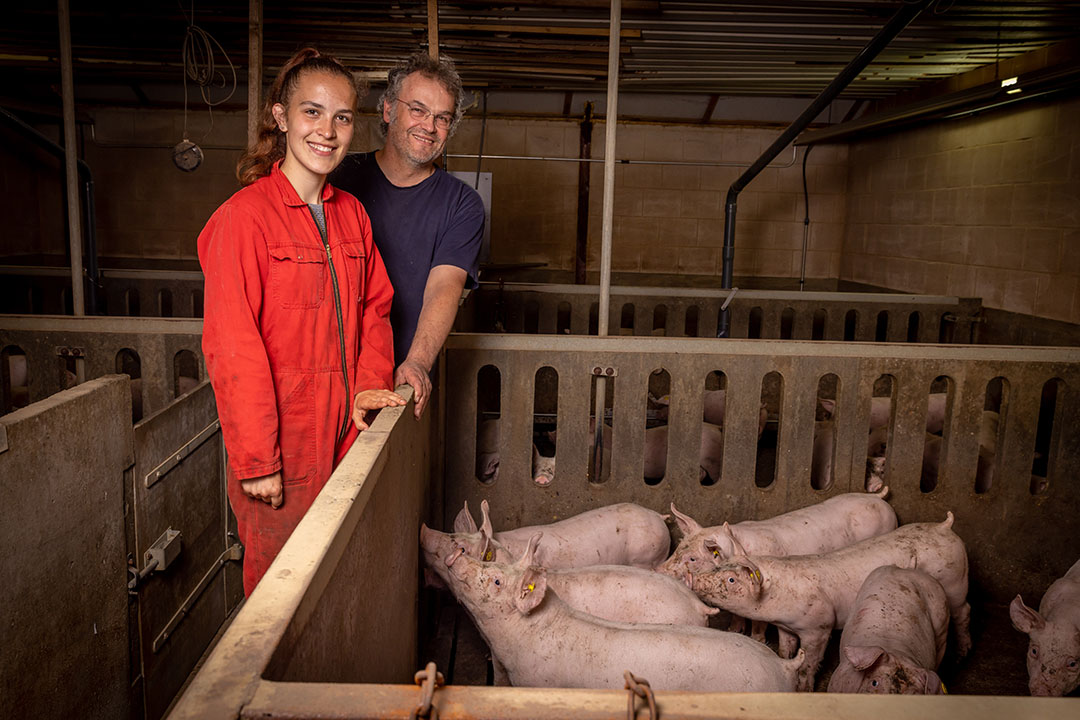 Elsien zit in maatschap met haar vader. Het bedrijf omvat 35 hectare akkerbouw en 2.300 vleesvarkens.