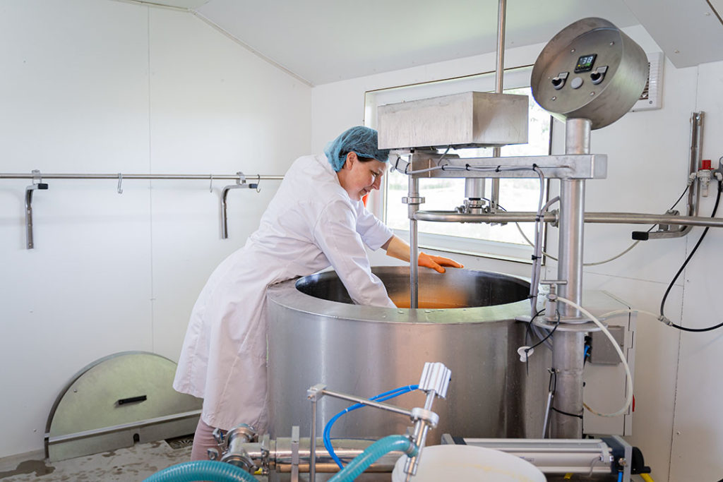 Marja zuivelt zelf. Ook de boerderij-educatie en de verzrging van de kalfjes zijn voor haar.