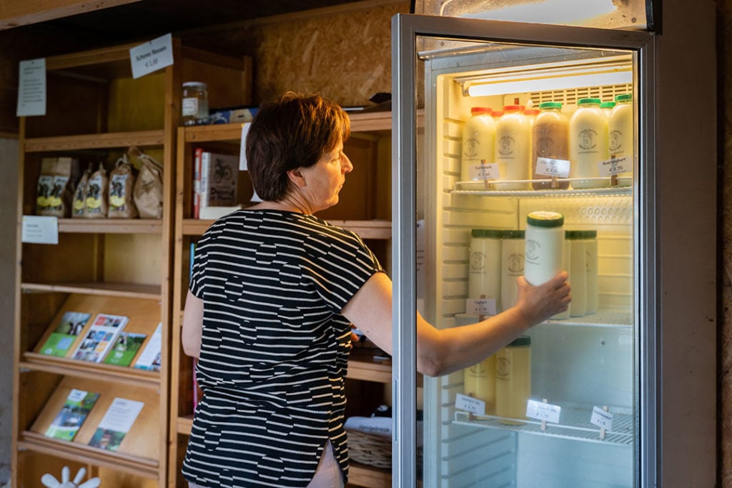 In het winkeltje verkopen ze allerlei zuivelproducten maar ook verschillende soorten meel van Molen 't Lam uit Woudsend.