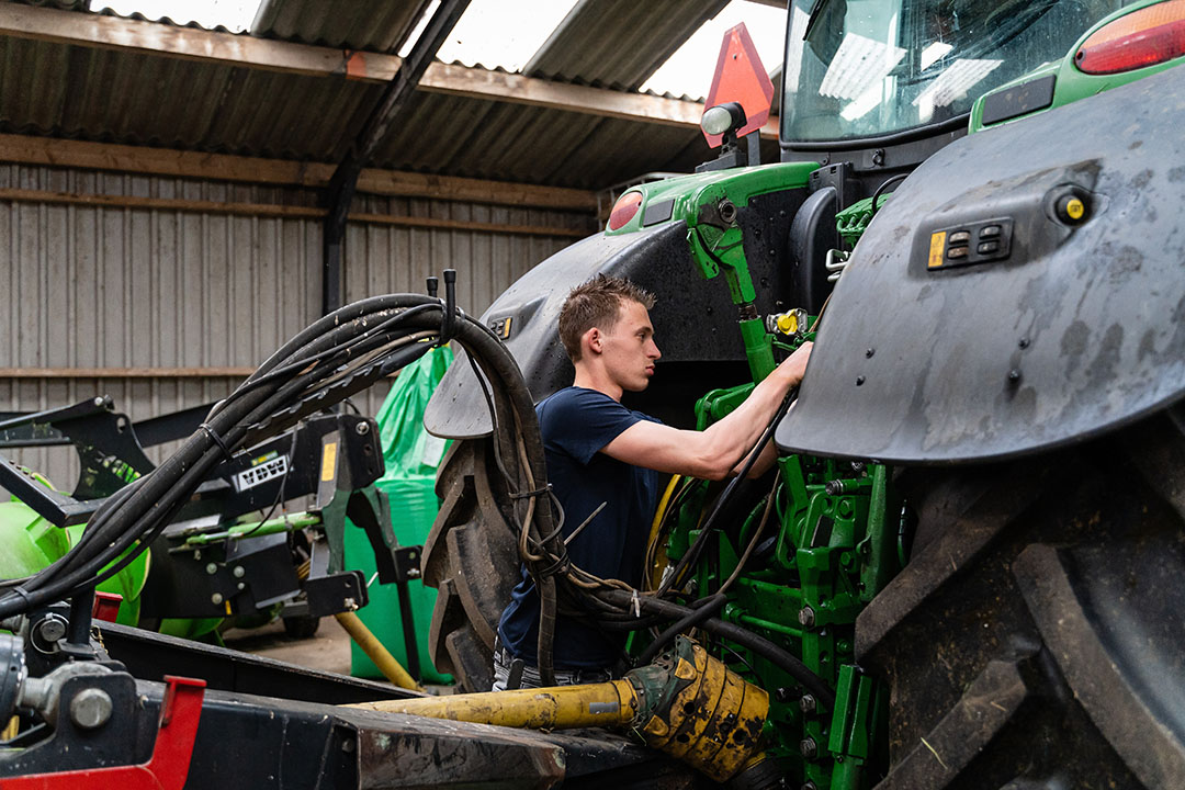 Eric neemt rondom zijn schoolactiviteiten al veel werkzaamheden op zich.