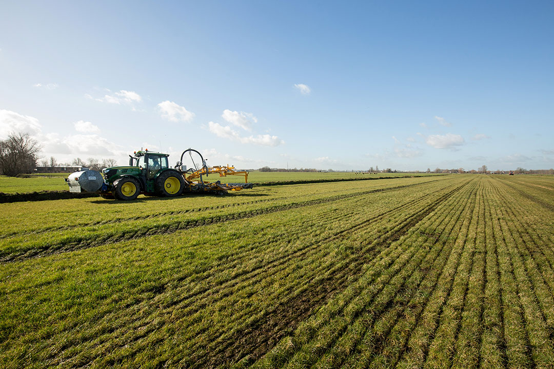 Bij gebruik van vaste rijpaden moeten alle werkzaamheden gebeuren op een en dezelfde werkbreedte. - Foto: Herbert Wiggerman