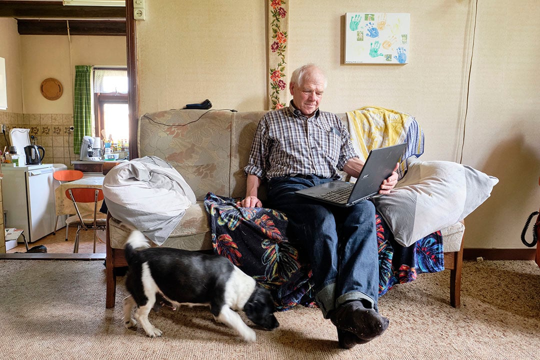 Wim in de woonkamer van zijn boerderij. Vroeger stonden in de krant nog wel eens contactadvertenties, nu zelden meer. - Foto: Fred Libochant