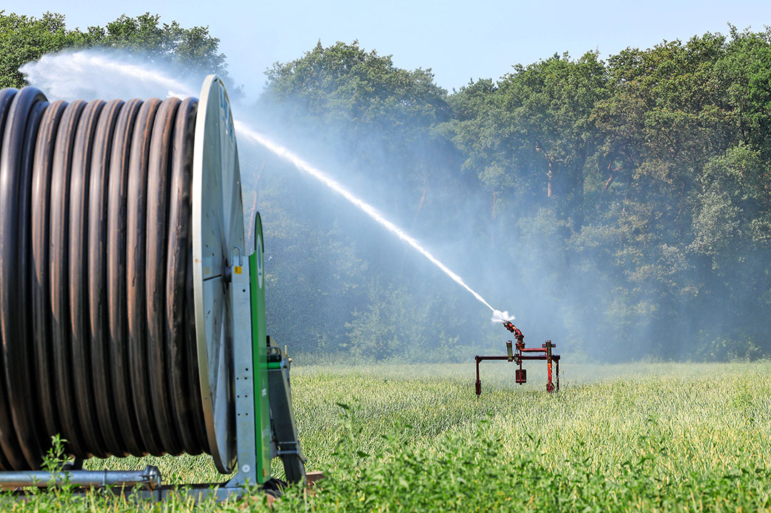 In het Brabantse Eersel draait deze haspel volop. Hier geldt (nog) geen onttrekkingsverbod. - Foto: Bert Jansen