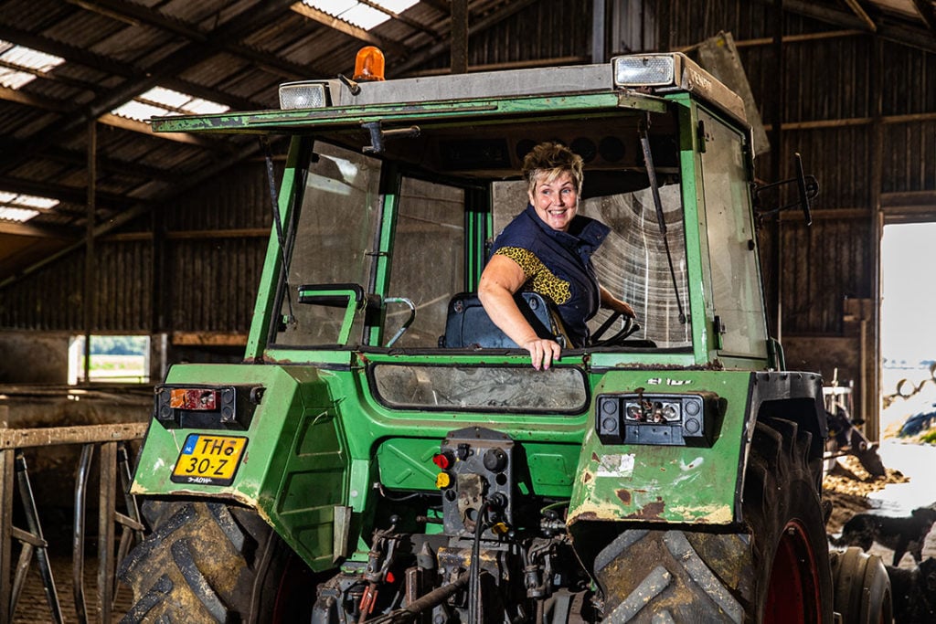 Irene doet alles wat nodig is op het bedrijf, van koeien ophalen tot trekkerwerk.