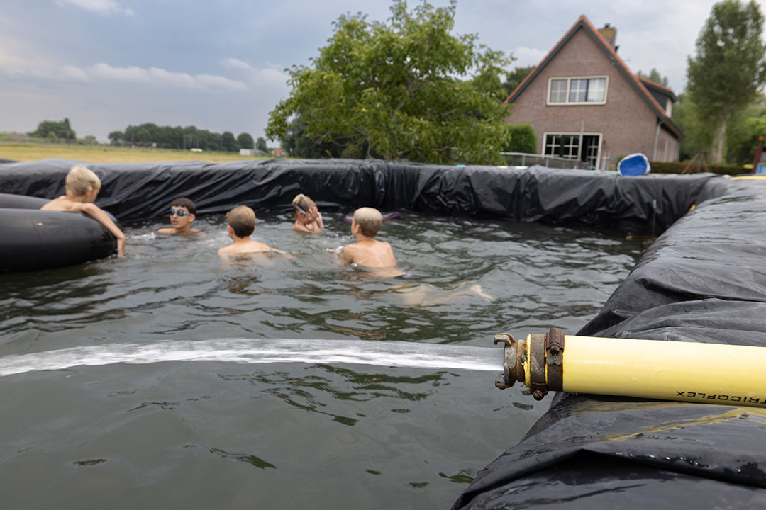 Met een dompelpomp zorgt Corné voor circulatie van het zwemwater.