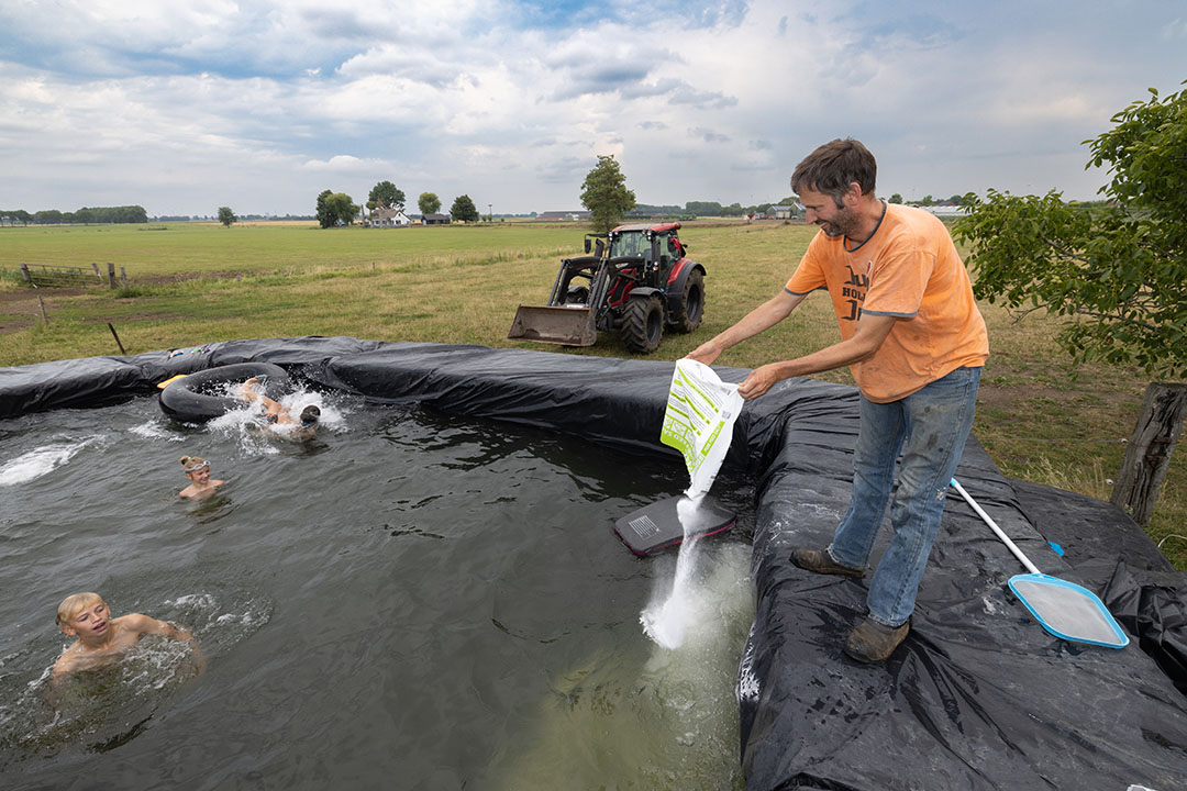 Wekelijks gaat er een zak weidezout in het water. Dat voorkomt dat er larfjes en ander leven in gaat groeien.