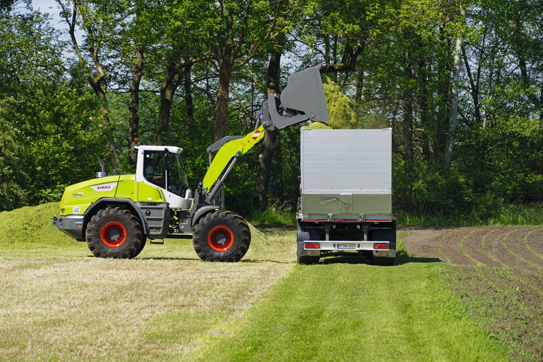 Dankzij de nieuwe High-Lift Z-Kinematik (ook gemonteerd in de Torion-modellen 1913 en 2014) beschikken de nieuwe Torion-wielladers over meer hefkracht. Dat maakt de wagens volgens Claas zeer geschikt voor grotere laadvolumes en zwaardere balengrijpers. - Foto: Claas