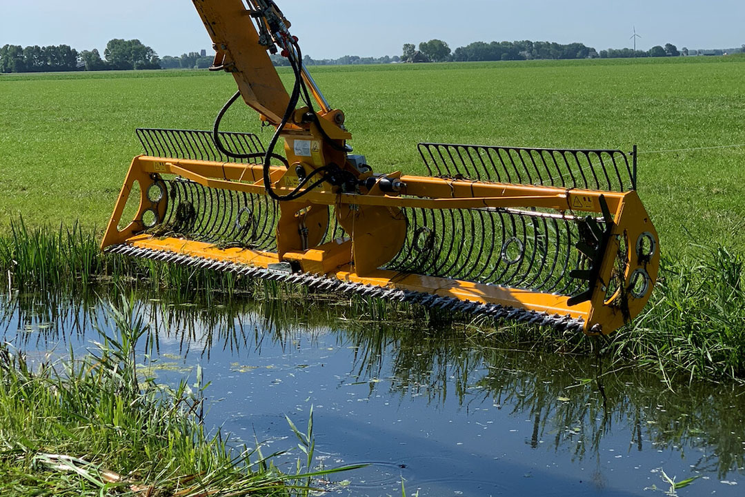 Enkele waterplanten laten zich moeilijk verwijderen uit de maaibak. De bak leegt makkelijker door de vlakke maaibalkconstructie.