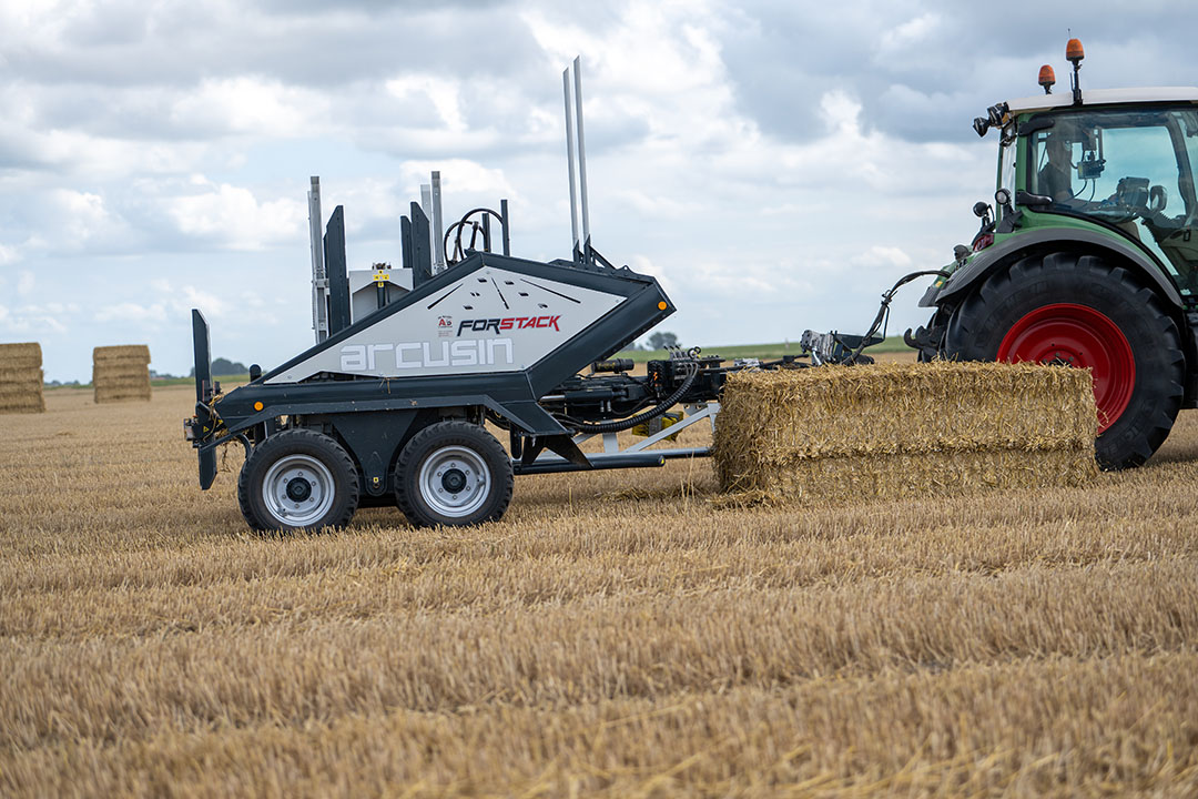 Deze Arcusin Forstrack-stapelwagen is de eerste die in Nederland is afgeleverd. De Spaanse fabrikant heeft de wagen ontwikkeld voor het oppakken van grote vierkante stro- en hooibalen.