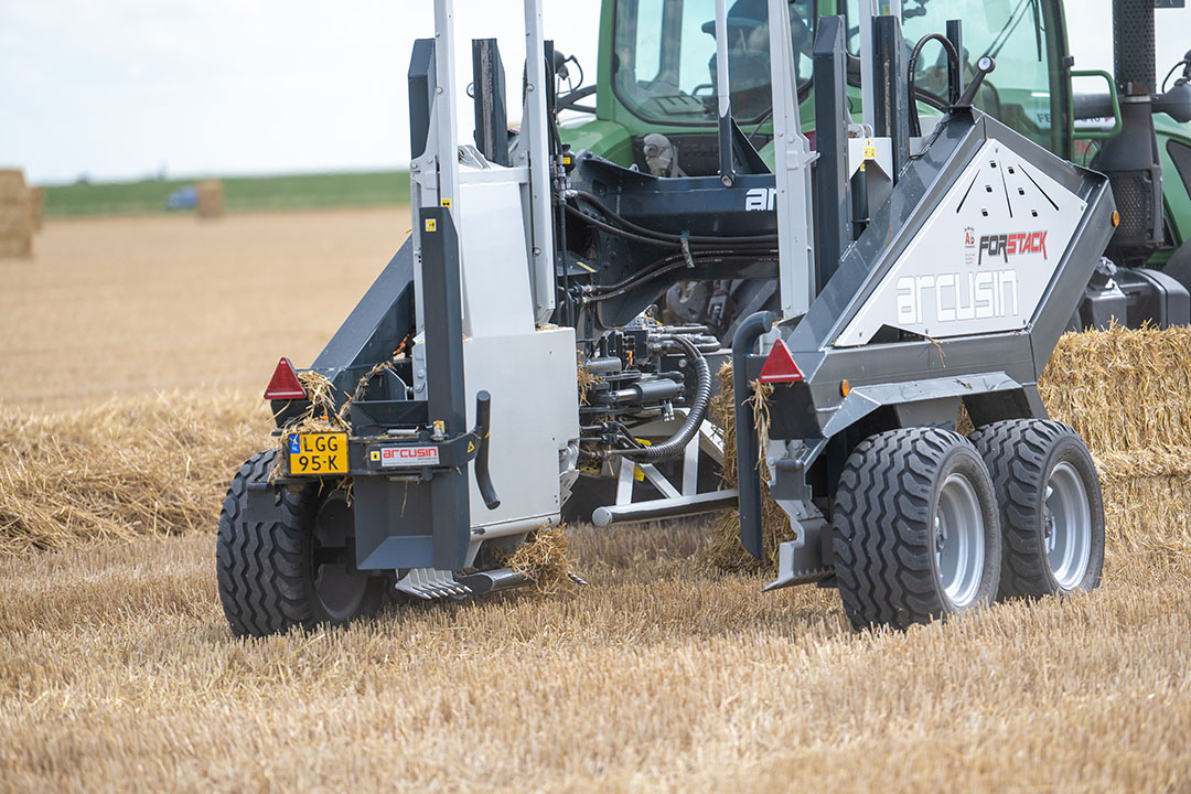 De Arcusin Forstrack heeft een capaciteit van 250 strobalen per uur. Loonbedrijf Boven heeft er een 160 pk sterke Fendt 516-trekker voor staan. Een 100 pk-trekker is volgens de loonwerker eigenlijk al voldoende.