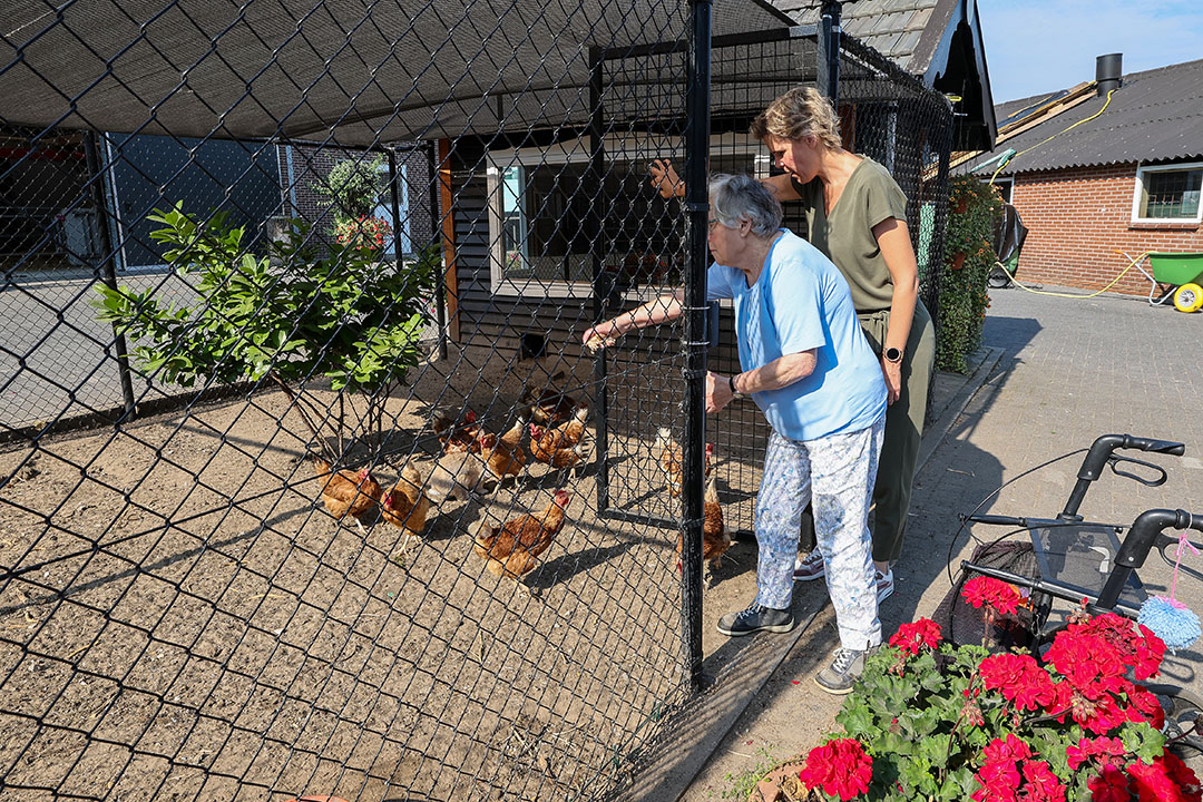 Heike en een cliënt voeren samen de kippen. De mensen geven aan dat ze het fijn hebben op de boerderij. Die bevestiging heeft Heike nodig.