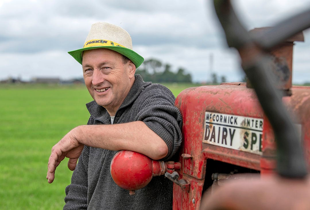 Wytze Kramer (62) is woonachtig in Nijland (Fr.), waar hij sinds 1979 een loonbedrijf runt. De afgelopen jaren had Kramer 4 medewerkers. Sinds 1 mei 2022 doet hij het wat rustiger aan. Hij runt nu een eenmanszaak. 