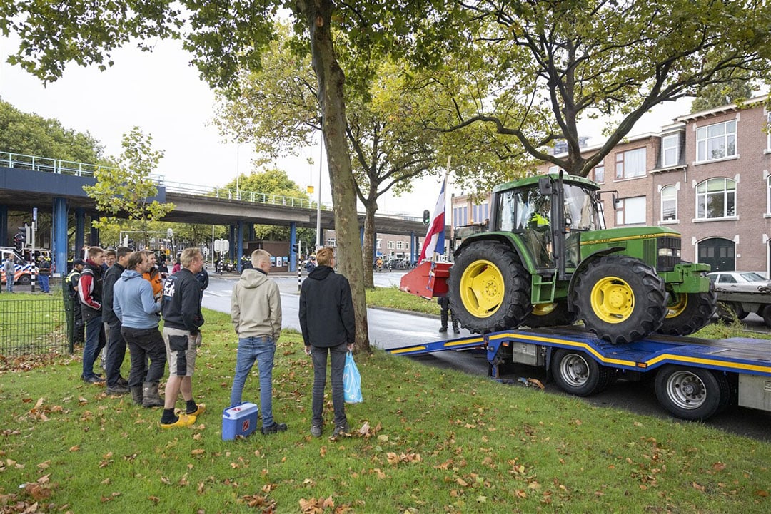 Een trekker wordt in beslag genomen op de Haagse Binckhorstlaan. De boeren negeren daarmee een noodbevel dat eerder in de nacht van maandag op dinsdag is ingesteld door het gemeentebestuur. - Foto: ANP