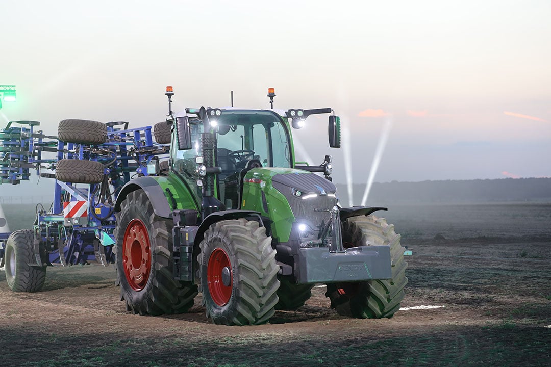 De trekkers zijn net als de grotere series voorzien van een gesplitste aandrijflijn. De achteras en vooras worden elk door een eigen hydromotor aangedreven.