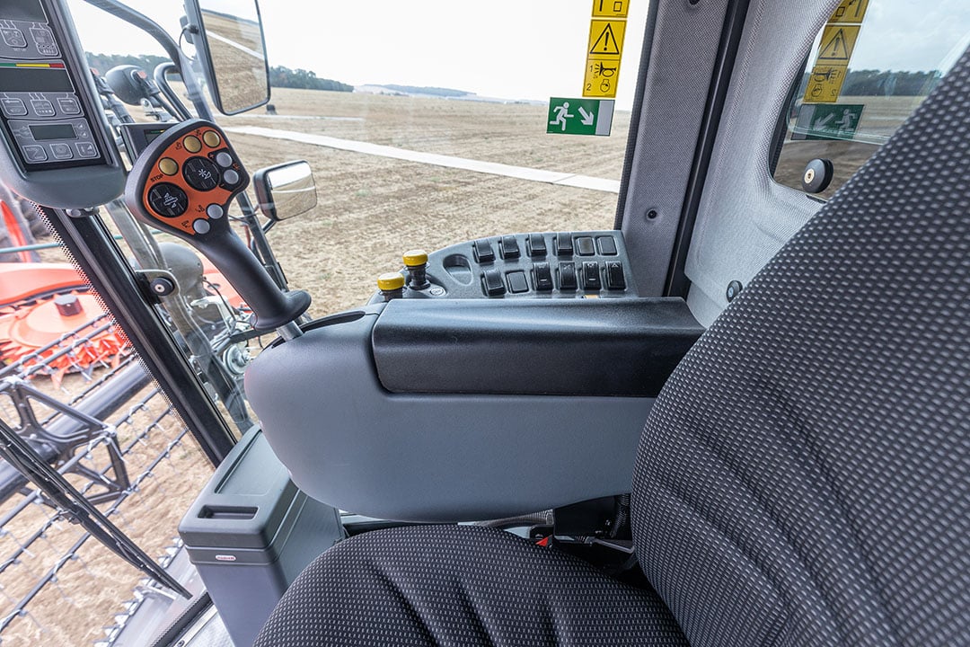 De armleuning zit voortaan aan de bestuurdersstoel gemonteerd en is uitgerust met een multifunctionele rijhendel. - Foto: Bob Karsten.