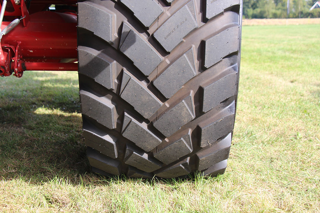 De band heeft een richting-gebonden profiel met gekromde niet-parallelle blokken voor een goede zelfreiniging. Het rubber in het midden van het loopvlak draagt bij aan het rijcomfort en de levensduur van de band.