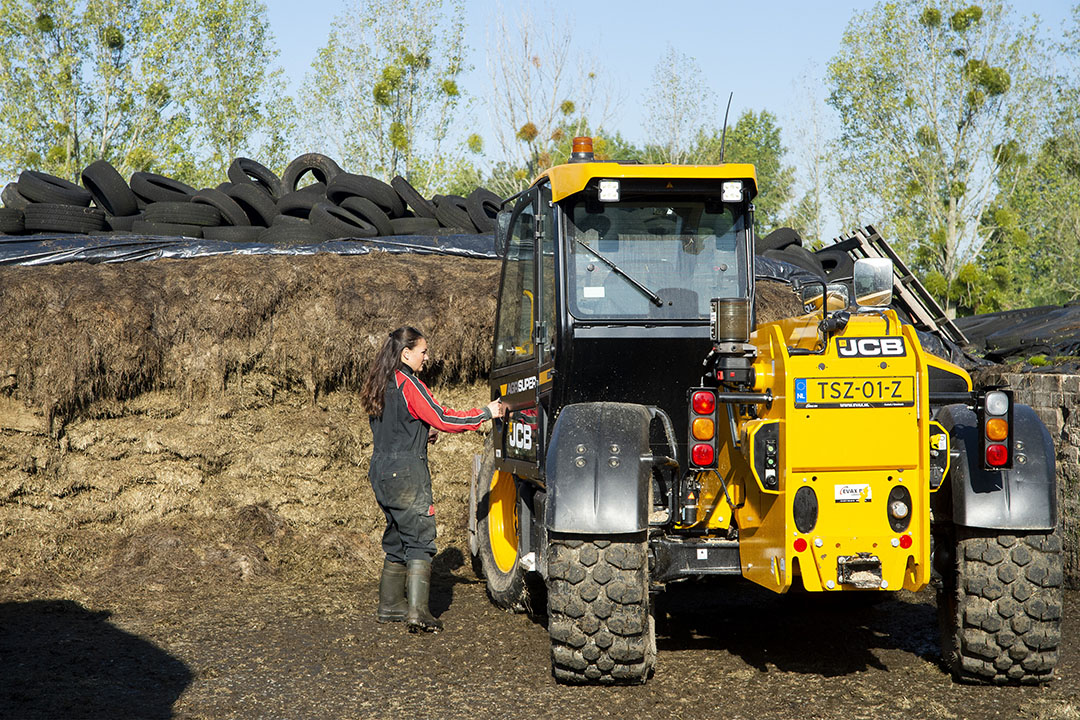 Machinewerk is niet de favoriete klus van Elke maar ze kan het wel en ze doet het ook.