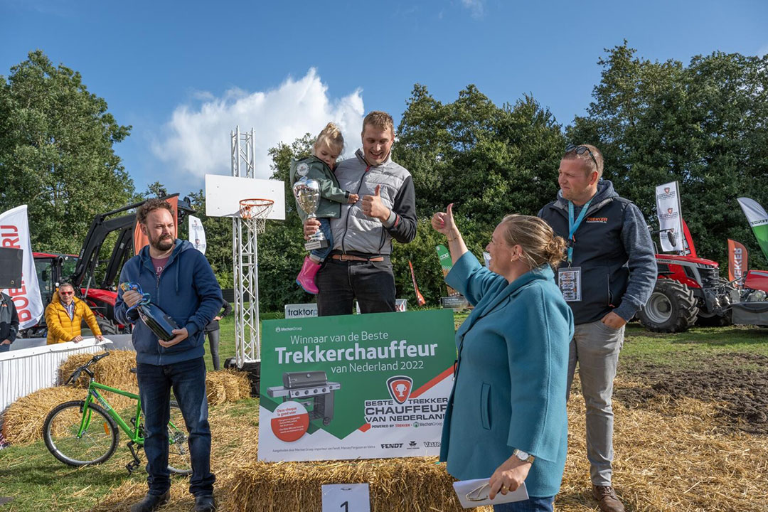 Uit handen van Stans van de Wetering, directeur van de Mechan Groep, ontvingen de drie winnaars de prijzen. In het midden de winnaar van de Beste Trekkerchauffeur van Nederland-competitie, Arno van den Brand. Links Arne Bekkers. Hij eindigde op de tweede plaats en rechts Elwin Wolting die de derde plaats veroverde.