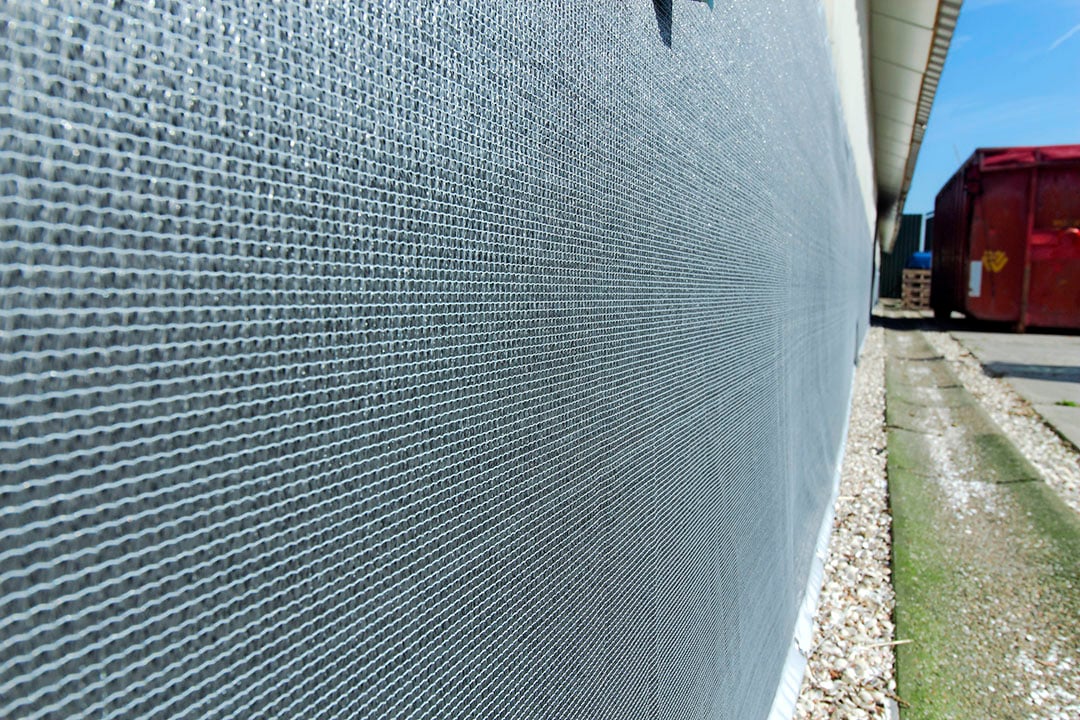 Pluimveehouder: bevestig windbreekgaas voor de luchtinlaten - Boerderij