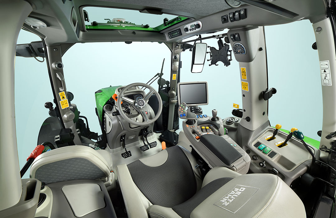 De MaxiVision Pro is de meest luxe cabine. De chauffeur beschikt daarin over volledig elektrische hydrauliekventielen en de optionele 12 inch i-Monitor op de MaxCom-armleuning. Daarmee zijn extra functies als Isobus en stuurgeleiding mogelijk.