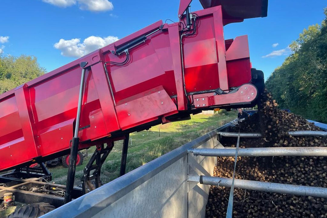 De hooglosser scharniert bovenin. Hierdoor hoeft de vrachtwagen niet meer strak tegen de loswagen aan te staan.