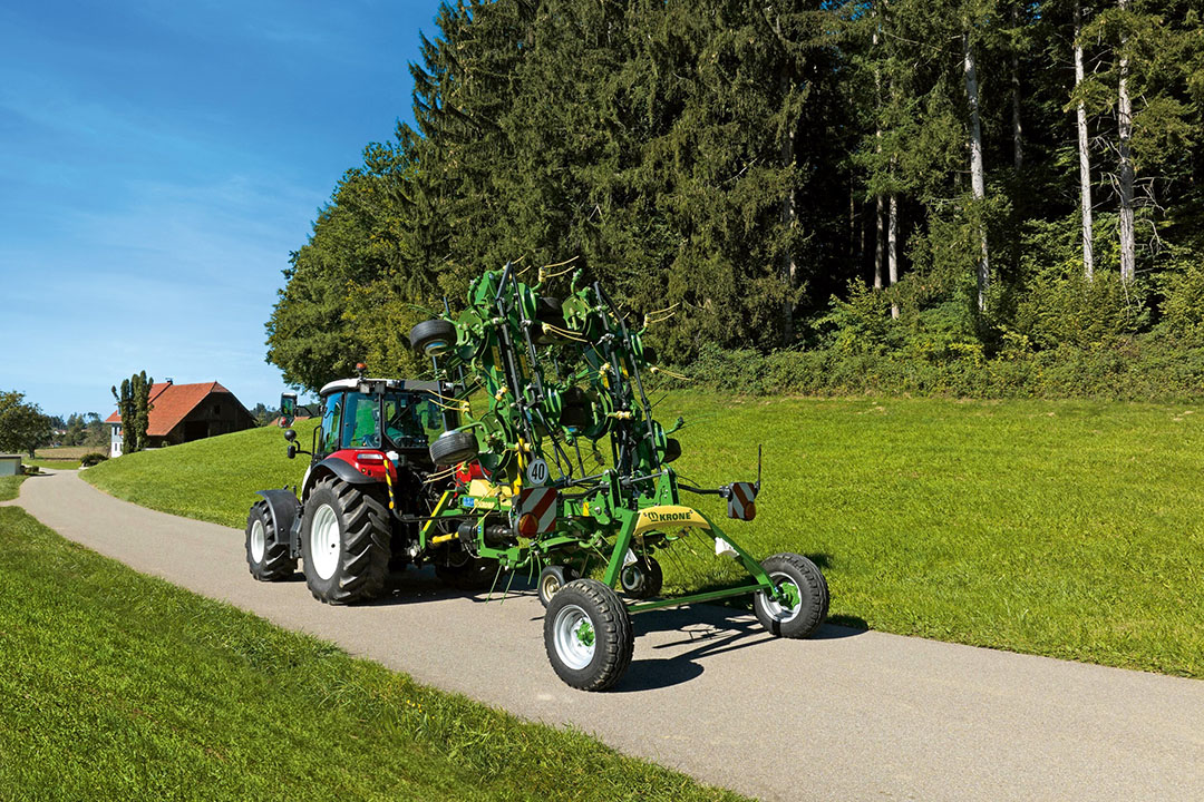 De nieuwe Krone Vendro T 1020 cirkelschudder beschikt over een kortere opklaptijd. Doordat de verlichting naar boven is geklapt tijdens het schudden, blijft deze mooi schoon voor transport over de weg.