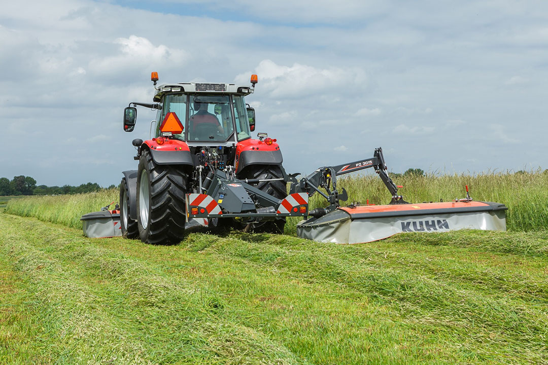 Het ophangsysteem noemt Kuhn 'Lift-Control’. Dit systeem zorgt voor een gelijkmatige bodemdruk en bodemvolging.