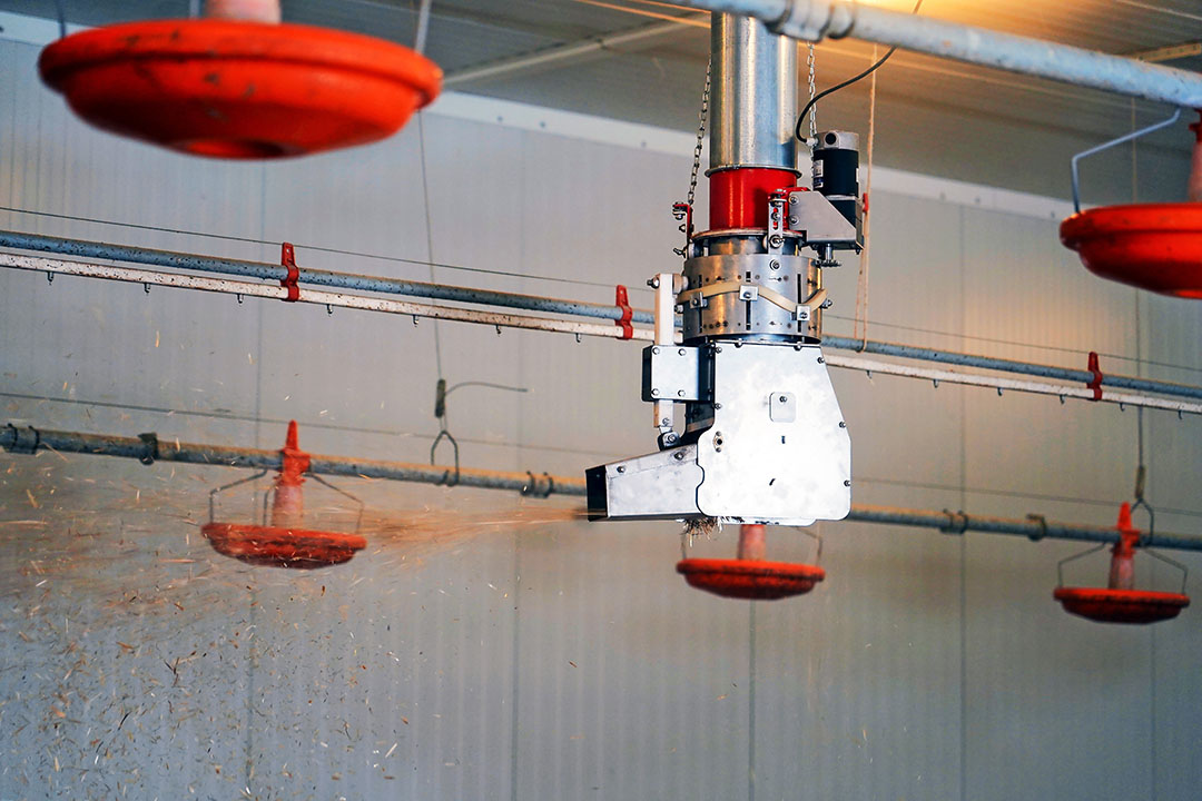 De Strohmatic Air, een volautomatische techniek voor het instrooien van stallen. - Foto: Schauer