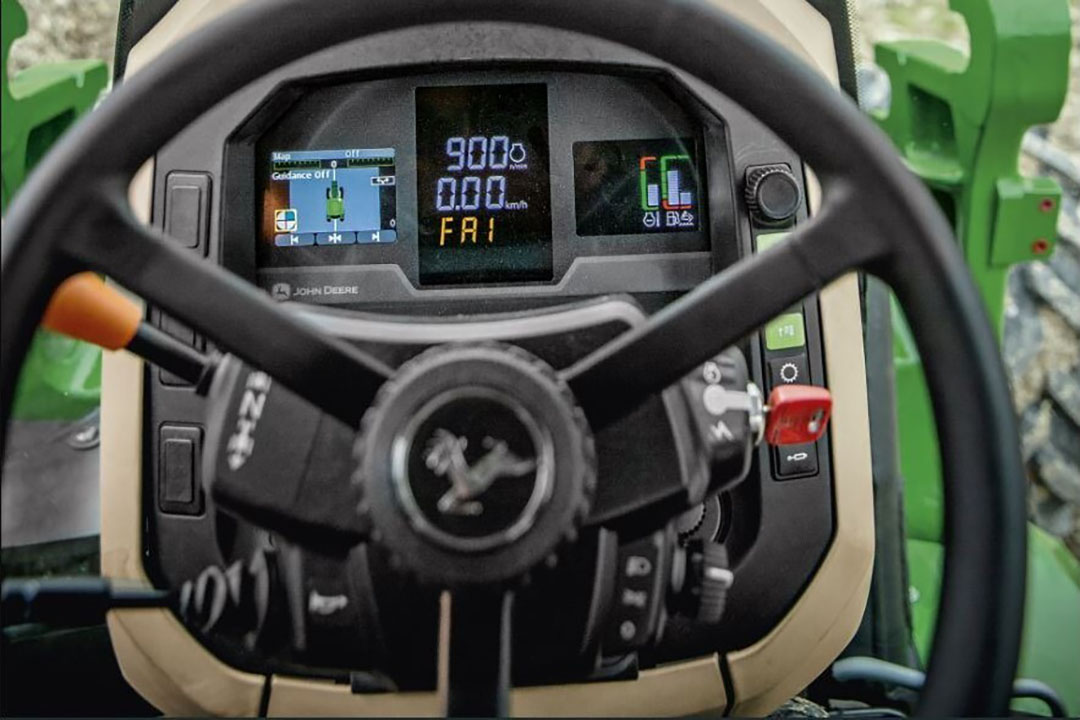 Het digitale dashboard in de John Deere 5ML heeft een display waarop je kunt zien wat de Autotrac-stuurautomaat weergeeft. Een dure extra terminal lijkt hiermee overbodig.