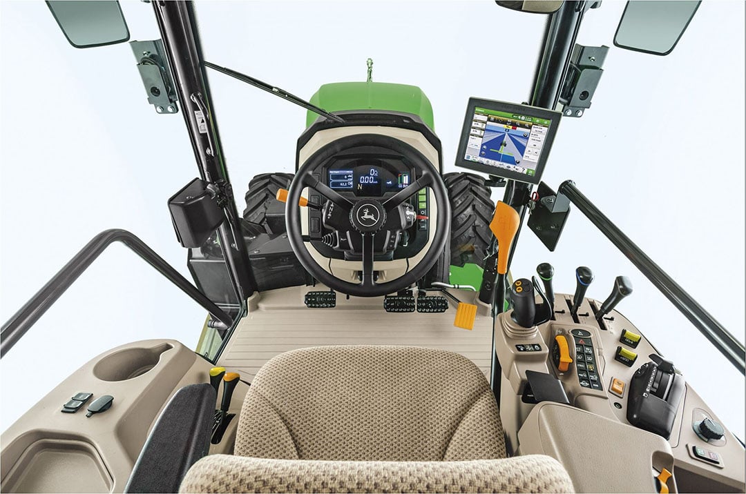 De cabine in de John Deere 5ML is nieuw, voldoet aan de strenge Categorie IV-norm en is door de fabrikant zelf ontwikkeld.
