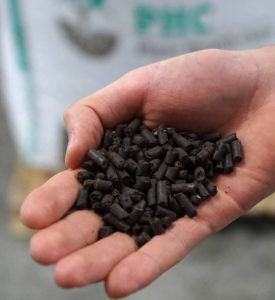 TerraPulse bestaat uit organische materialen, mineralen en verschillende micro(organismen). Deze samenstelling zorgt ervoor dat organisch materiaal in de bodem wordt omgezet tot humus. - Foto: Den Ouden PHC