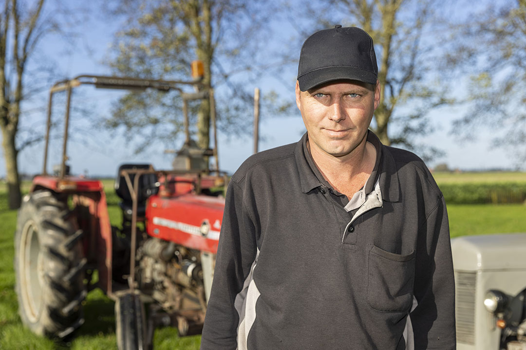 Leendert Willem Hanse (41) heeft een akkerbouwbedrijf van 22 hectare in Marknesse (Fl.). Het bouwplan van René – zoals zijn roepnaam luidt – Hanse bestaat uit tarwe, witlof, uien, suikerbieten en pootaardappelen. Hij is de vierde generatie Hanse op het bedrijf. In zijn vrije tijd besteedt Hanse graag de nodige uurtjes aan het opknappen van de oldtimers. ‘Ze moeten goed lopen. Ik heb ook niks aan stukken oud ijzer in de schuur.’