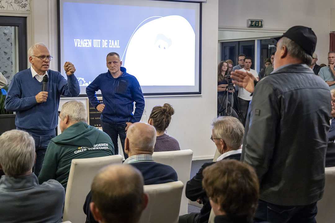 Uit de zaal kwamen de nodige kritische vragen van boeren, onder meer over het snel legaliseren van de PAS-melders. - Foto: Koos Groenewold