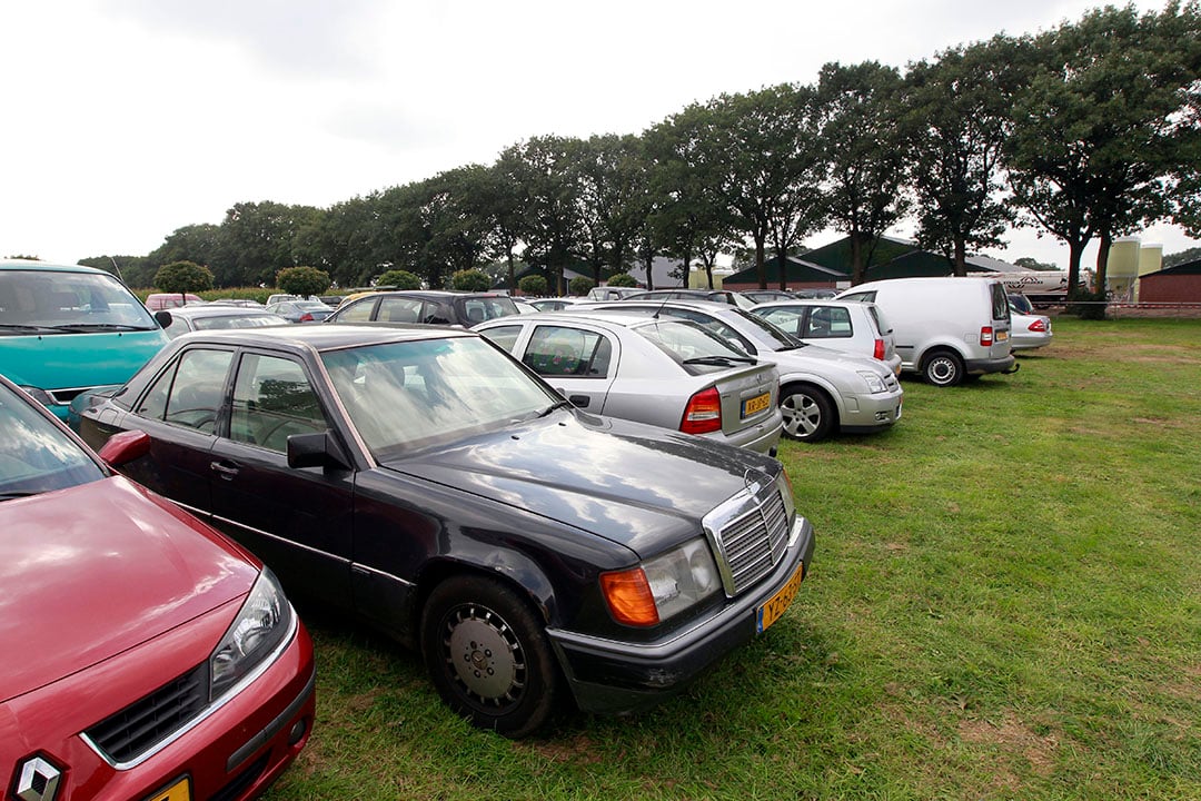 Met een plaatselijke boer regel je vrij makkelijk dat er op zijn grond auto's mogen parkeren. Via officiële wegen gaat dat veel stroperiger. - Foto: Bert Jansen