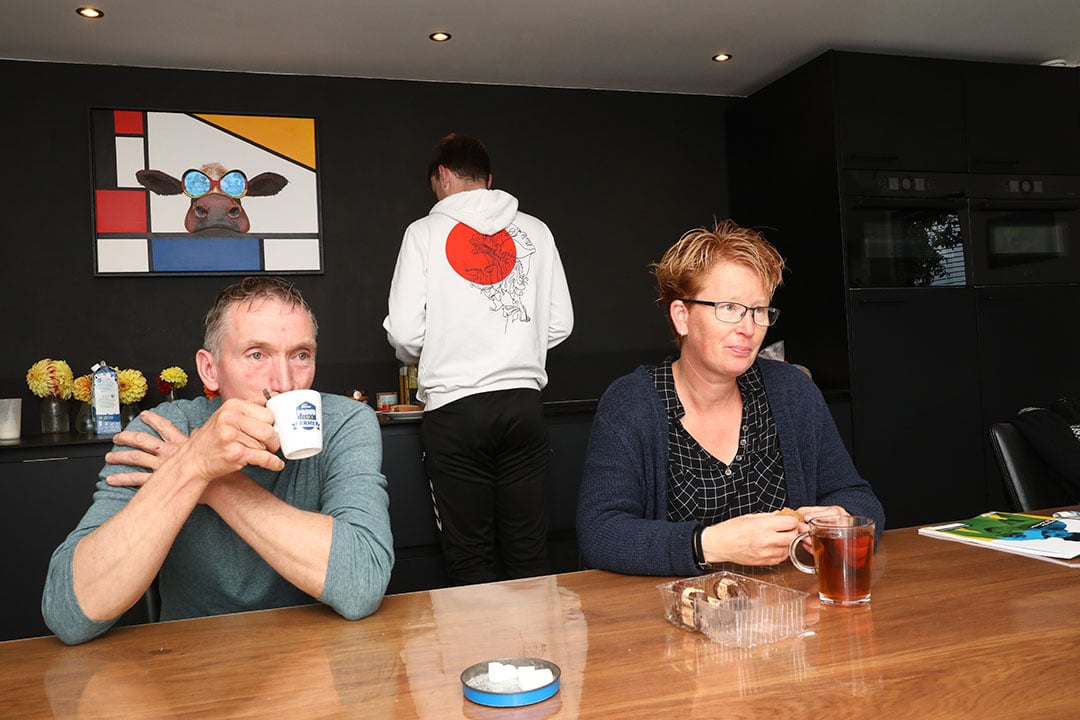 Samen aan de koffie. Hans is geen prater, volgens Minka.