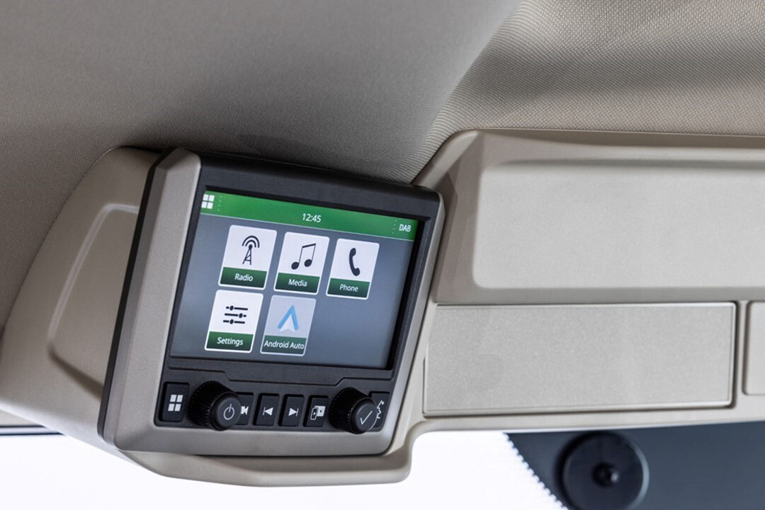 In de grotere 8R John Deere-trekkers was het al langer leverbaar, maar vanaf april is de 6R-serie ook uit te rusten met een 6.5 inch Touchscreen Radio met Apple Car Play en Android Auto. - Foto: John Deere