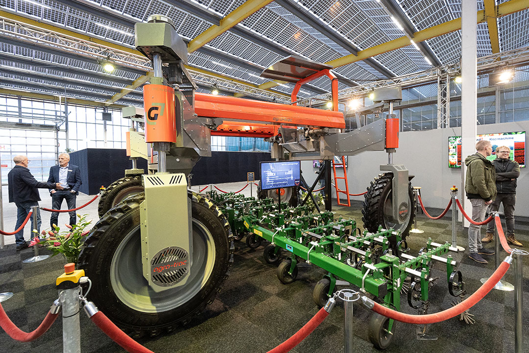 De werktuigendrager is voorzien van een driepunthefinrichting waardoor er standaard werktuigen onder passen. Mede door de hoogteverstelling is de Agra-Trac ook bruikbaar als tulpenkopmachine.