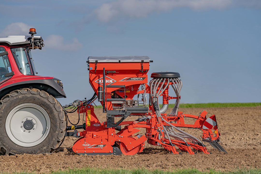 De 3 meter brede Kuhn Venta 310-zaaimachine is uitgerust met Suffolk-kouters. De kouters zijn verdeeld over drie rijen en hebben een onderlinge afstand van 33 cm.