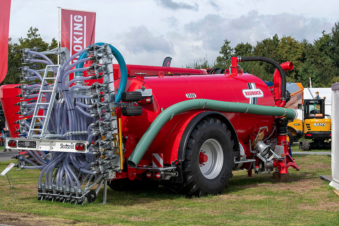 Op vakbeurs ATH in Biddinghuizen (september 2022) toonde Bromach een mesttank met 11,5 kuub inhoud. Opvallend is de 8-duims-slangaansluiting aan de zijkant en de 900/60 R32-banden. De maximale bandenoptie is 1050/50 R32. Optioneel is een turbovuller leverbaar, LS-bediening en ook een zuigarm. De dissel is met spiraalveren geveerd. En er is een vacuümpomp leverbaar met 11.000 of 13.800 l/min-pompcapaciteit. Reken op een verkoopprijs van €60.000 in een kale uitvoering, tot €80.000 in volledige uitrusting. - Foto: Mark Pasveer