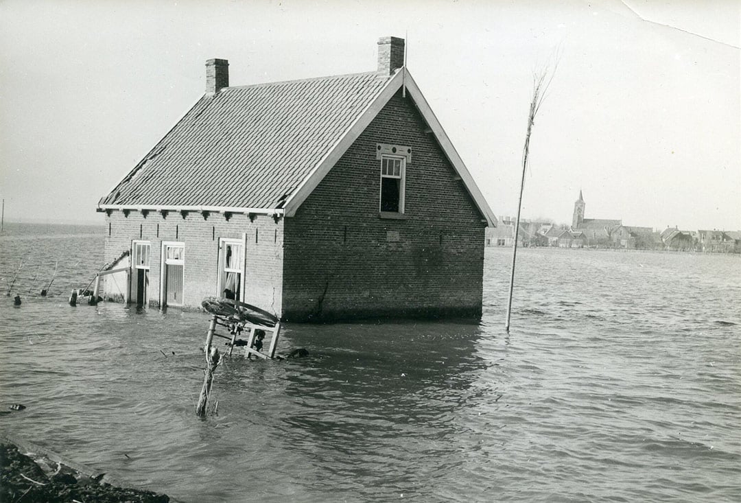 Toen het dag werd was goed te zien dat het boerenland in een enorme watervlakte was veranderd.